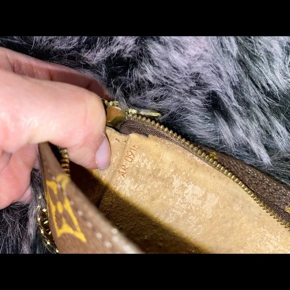 Authentic LV pochette - Picture 4 of 13